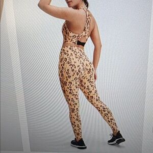 Fabletics On-the-Go Sports bra & Legging Set Leopard print Size S